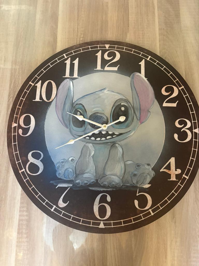 Disney stitch klok, Huis en Inrichting, Woonaccessoires | Klokken, Ophalen, Zo goed als nieuw, Analoog, Wandklok