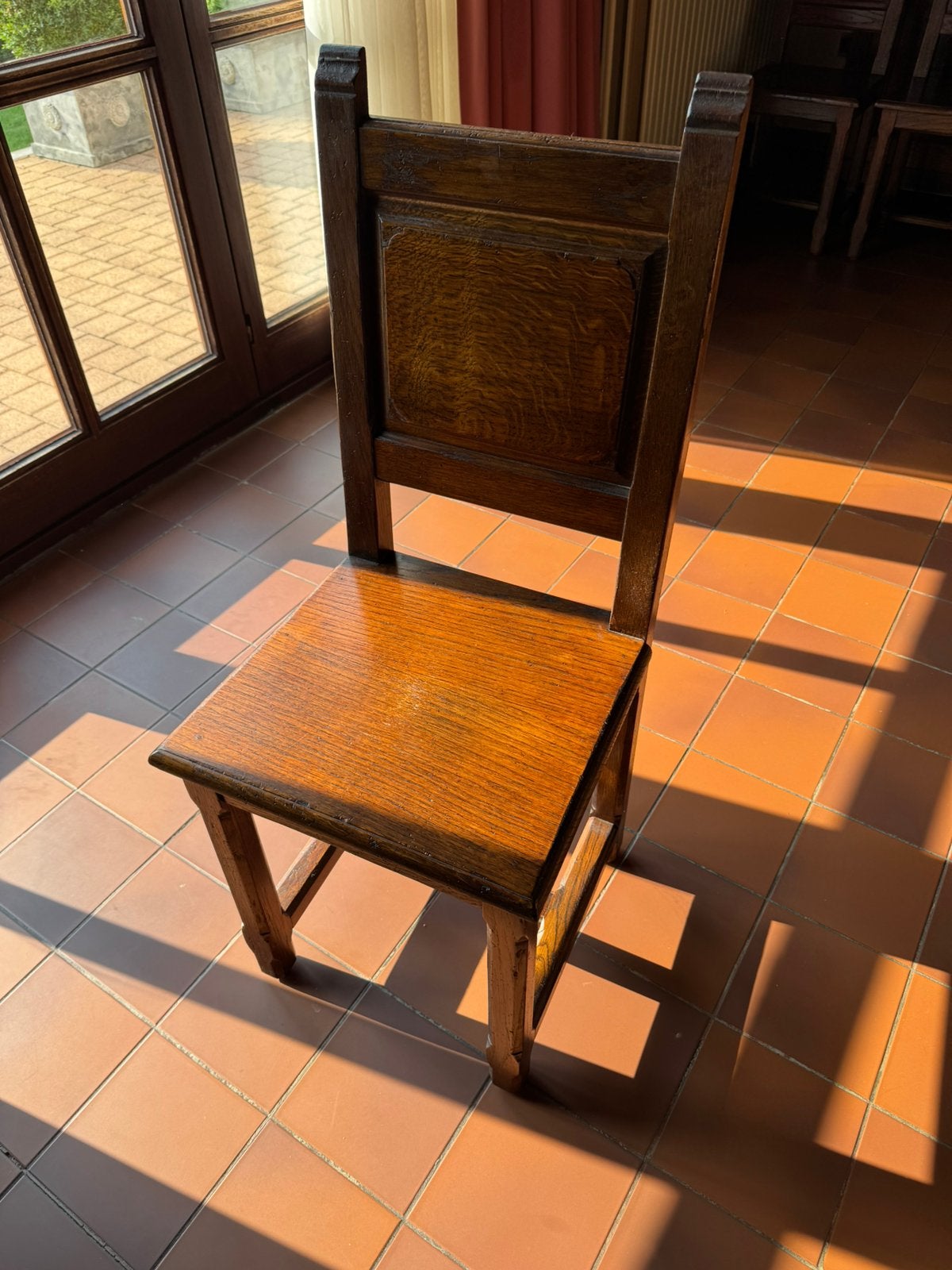 Chaises en chêne, Enlèvement