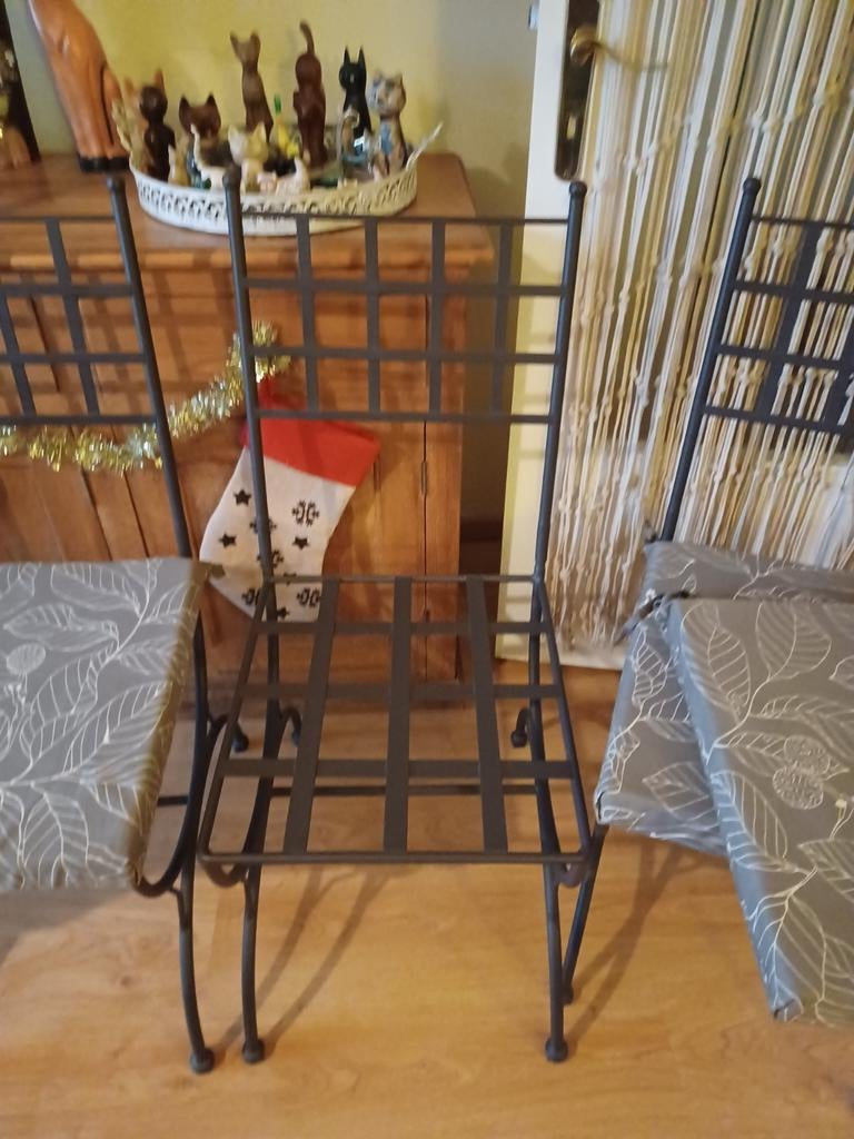 4 smeedijzeren stoelen en 4 kussens, Ophalen