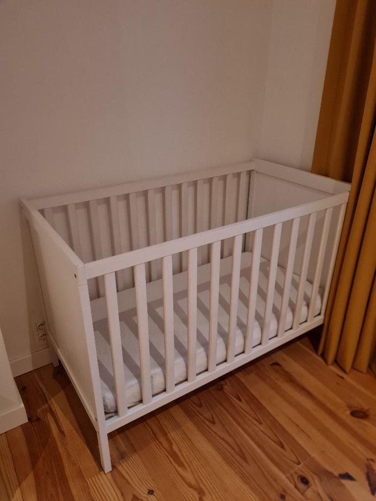 Babybed Ikea + matras, topper & hoeslakens AeroSleep, Ophalen, Gebruikt, Minder dan 140 cm, Matras