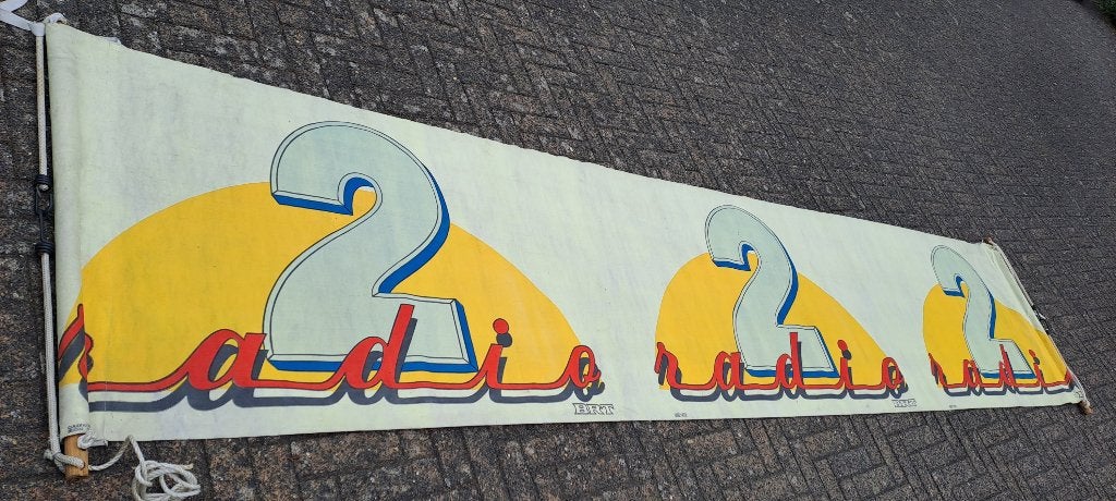 Vintage -> Originele BRT Radio2 banner ( 3m80 x 80cm ), Divers, Drapeaux & Banderoles, Enlèvement ou Envoi