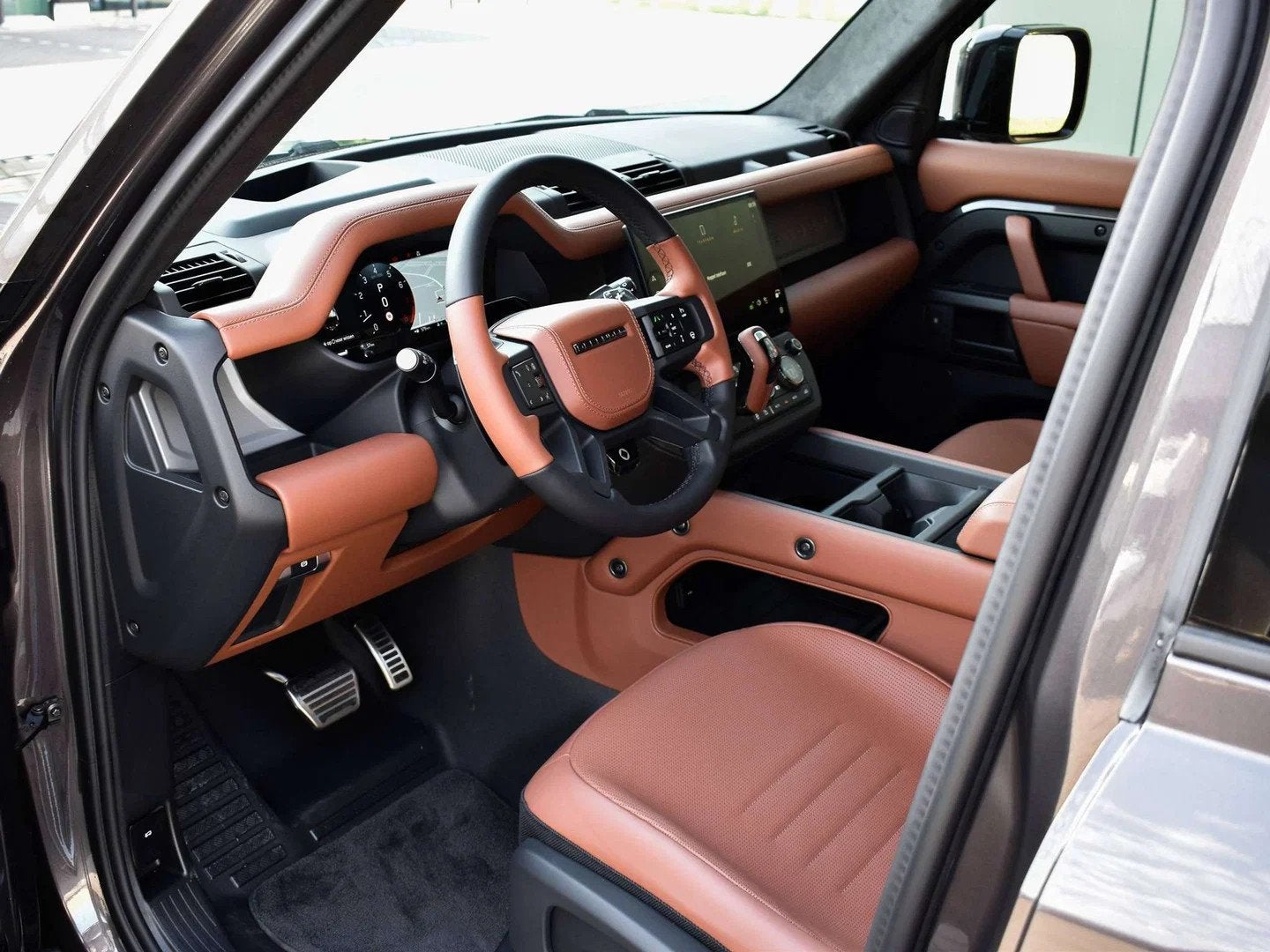 Land Rover Defender 110 P635 OCTA / Charente Grey / Burnt Si, Autos, Land Rover, Argent ou Gris, Achat, 4395 cm³, Entreprise