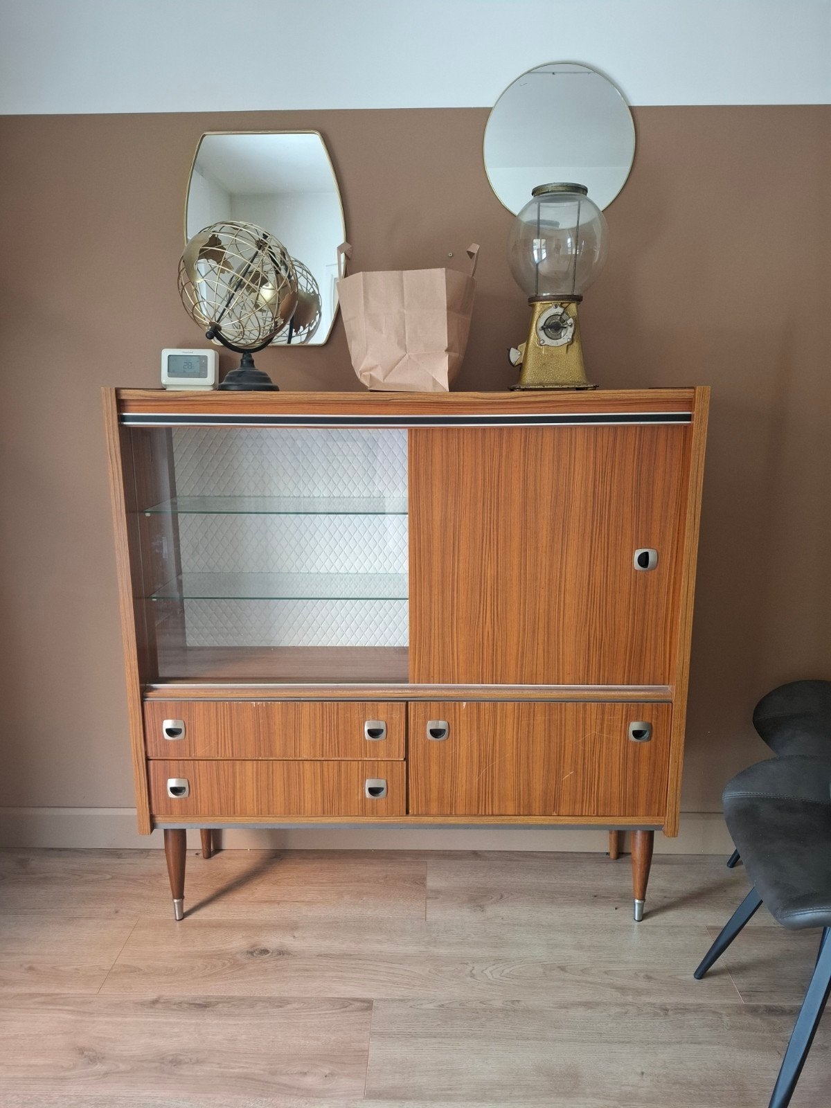 Vintage dressoir-vitrinekast, Ophalen