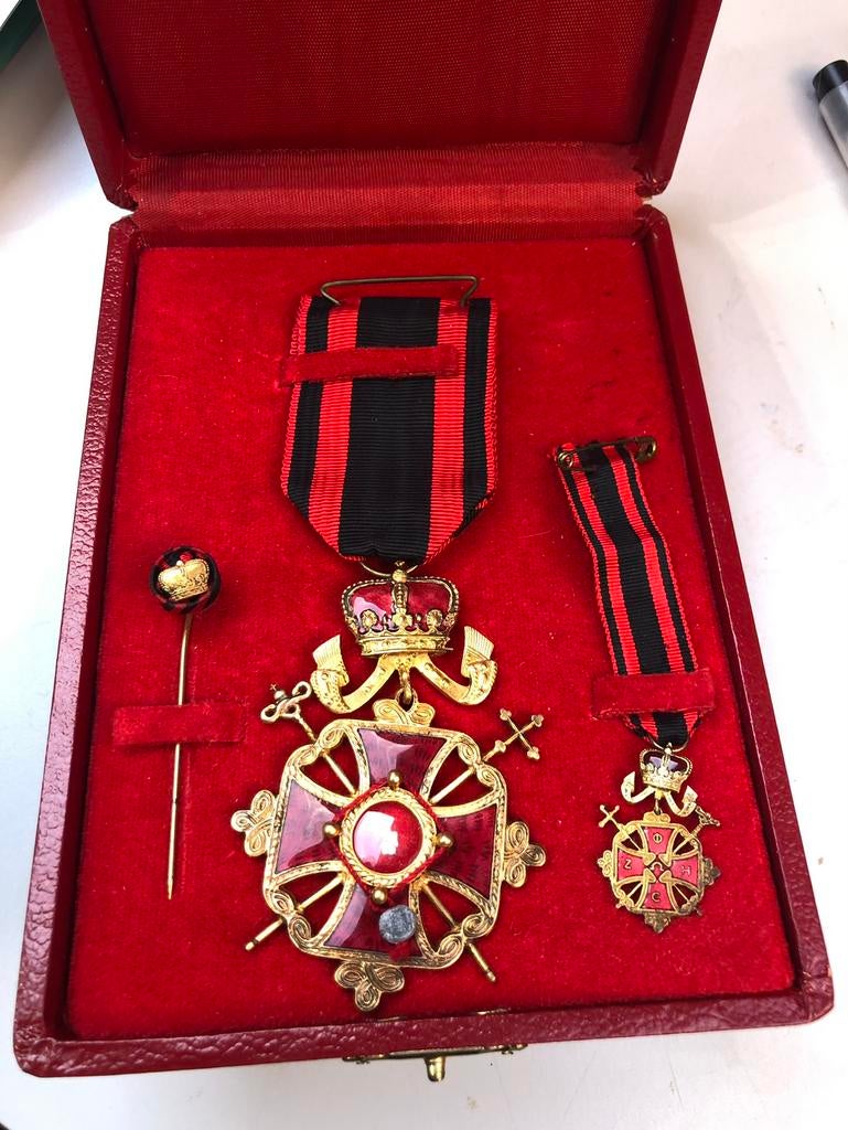 Ob-Vt-Exc-1.  2 croix  et 1 épingle. Ordre de chevalerie, Enlèvement ou Envoi