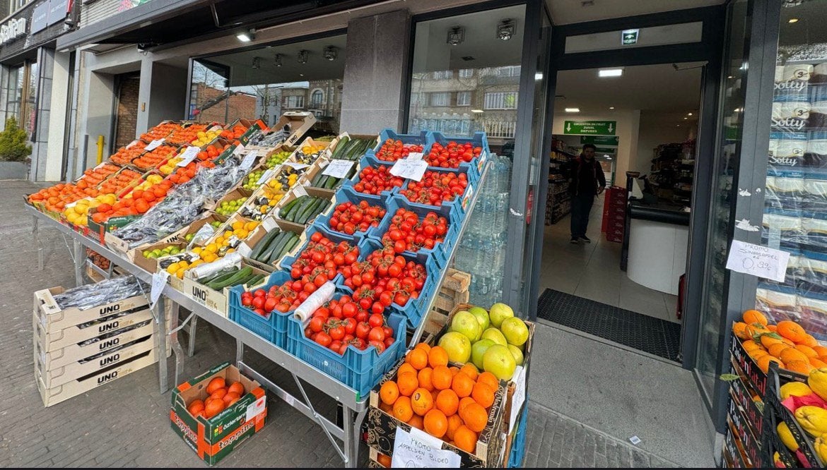 Supermarkt /handelszaak tekoop–parking 20 wagens+ inrichting