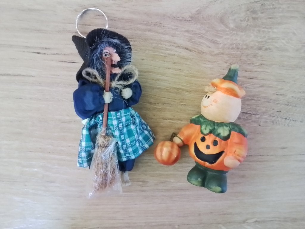 2 Halloween figuurtjes: vogelverschrikker + heks (sleutelhan, Ophalen of Verzenden, Nieuw