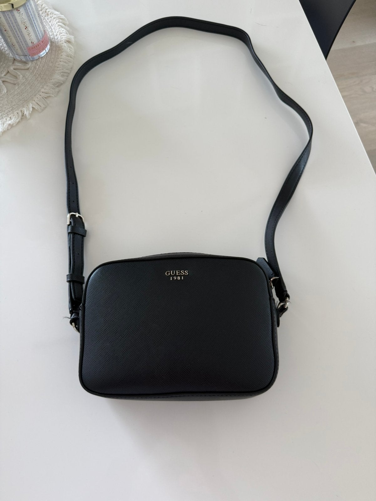 Zwartd handtas guess, Handtassen en Accessoires, Ophalen of Verzenden, Zo goed als nieuw
