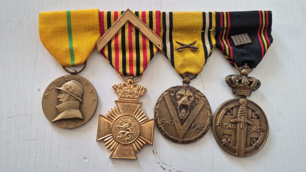 Ensemble de 4 décorations militaires belges, Enlèvement