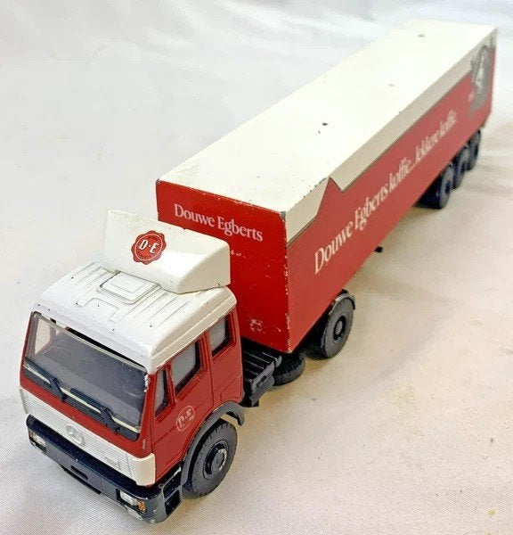 Camion Douwe Egberts Mercedes-Benz de Lion Toys, modèle 1:50, Envoi, Comme neuf, Bus ou Camion, Lion Toys