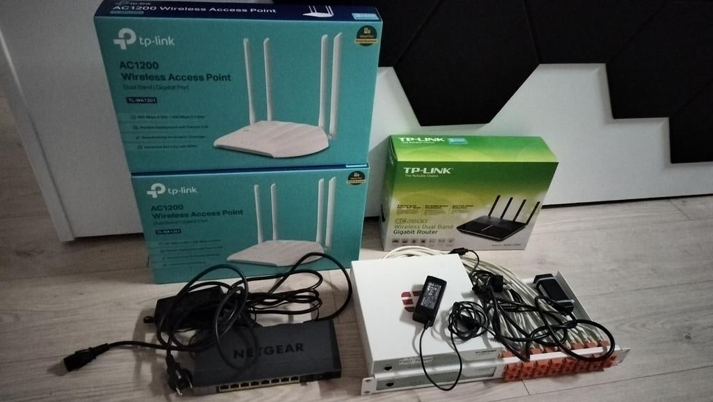 Compleet lot netwerkappartuur, Computers en Software, Netwerk switches, Ophalen