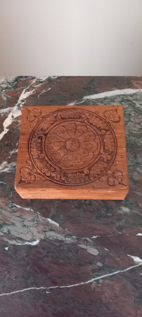 Mooi gesneden houten kistje, Ophalen, Zo goed als nieuw