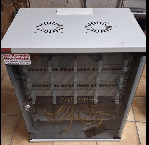 Serverkast met inhoud CAT6 - Gigabit switch, patch materiaal, Computers en Software, Serverkasten, Ophalen, Zo goed als nieuw