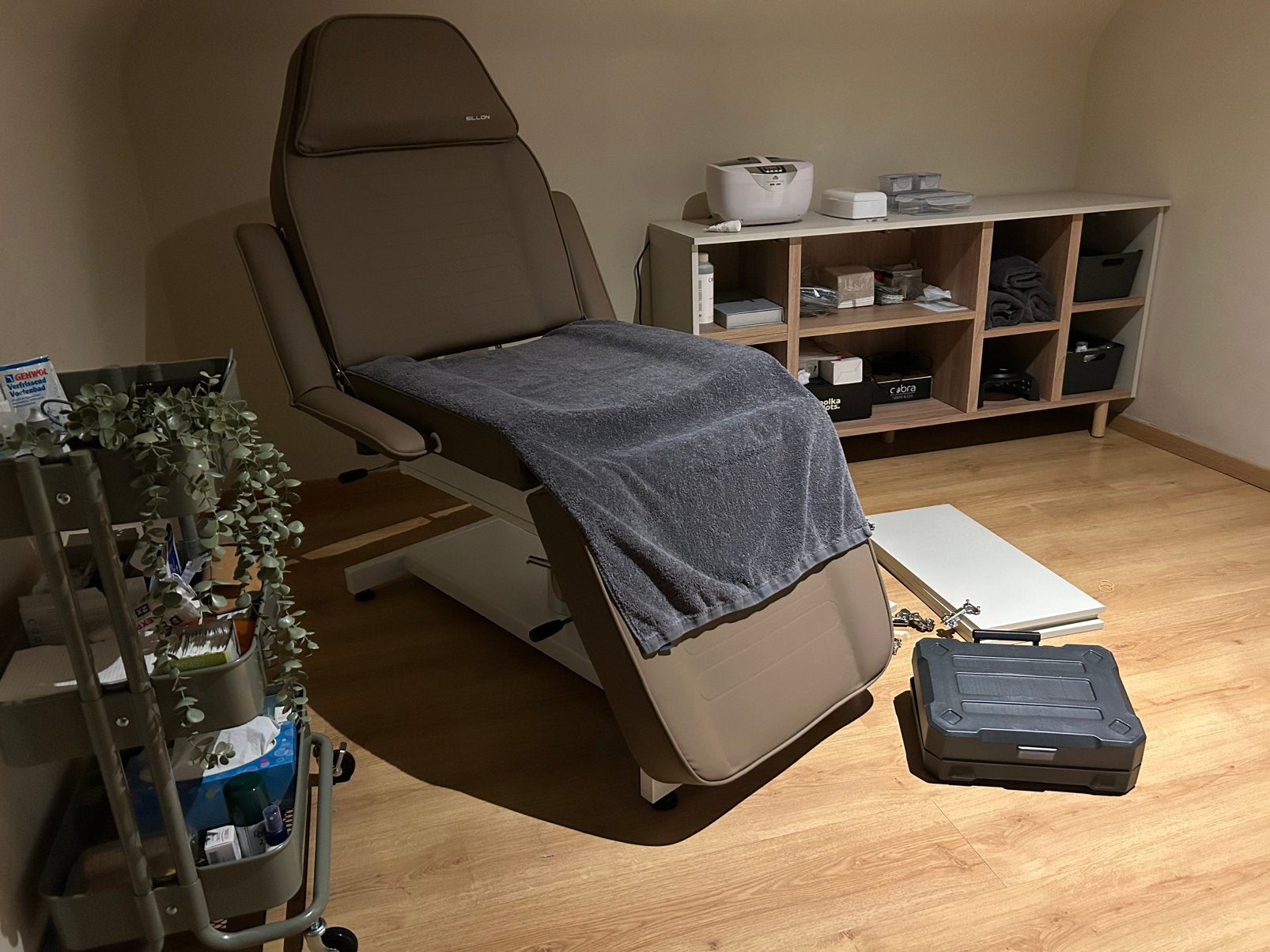 Inrichting pedicure : behandelstoel en Loupelamp, Voetverzorging