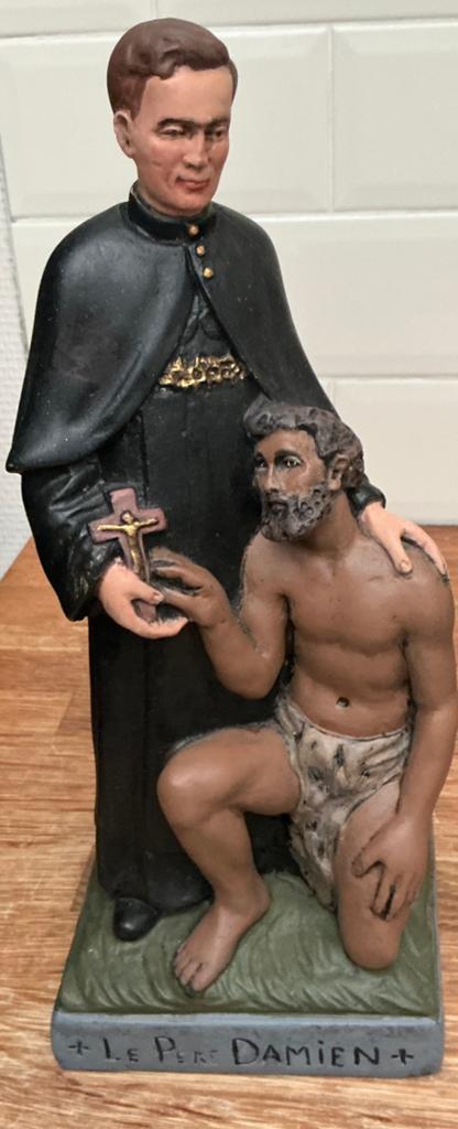 Zeldzaam verhalend beeld Pater Damiaan (32 cm), Antiquités & Art, Antiquités | Objets religieux, Enlèvement ou Envoi