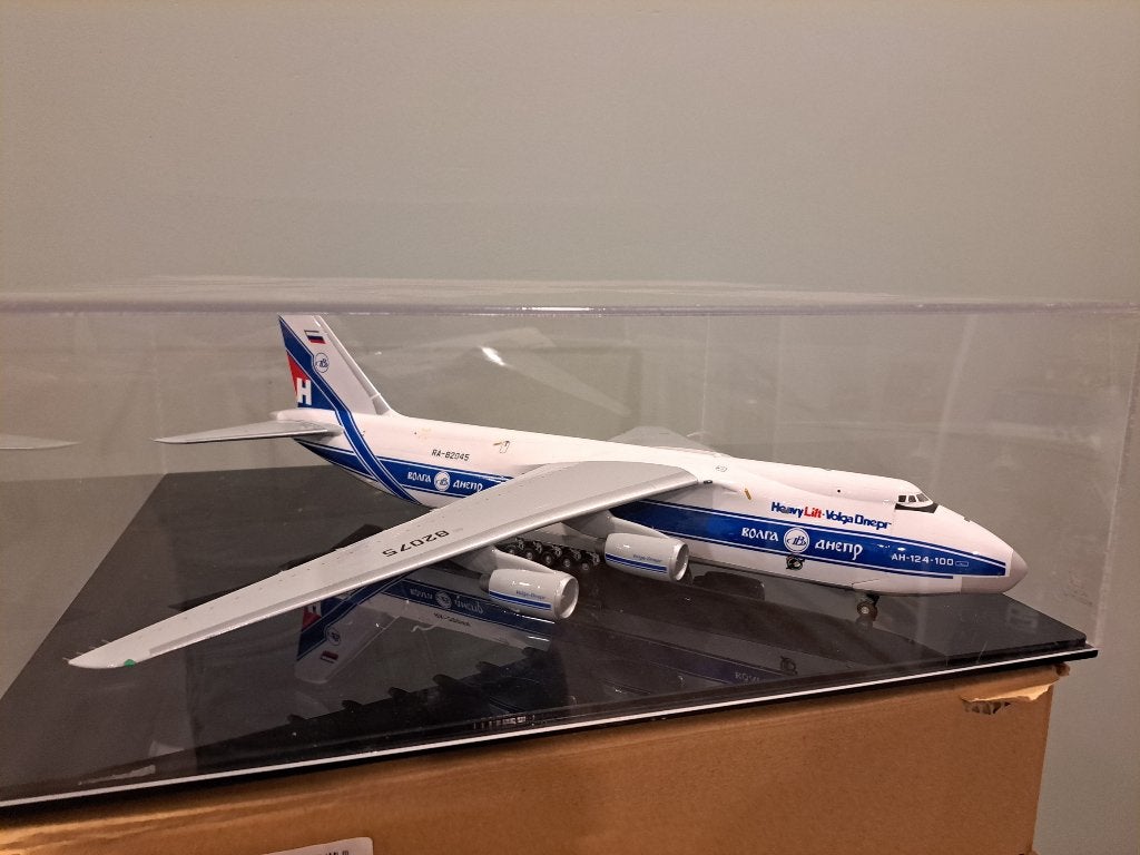 1:150 Antonov in display case, Ophalen of Verzenden, Zo goed als nieuw, Vliegtuig