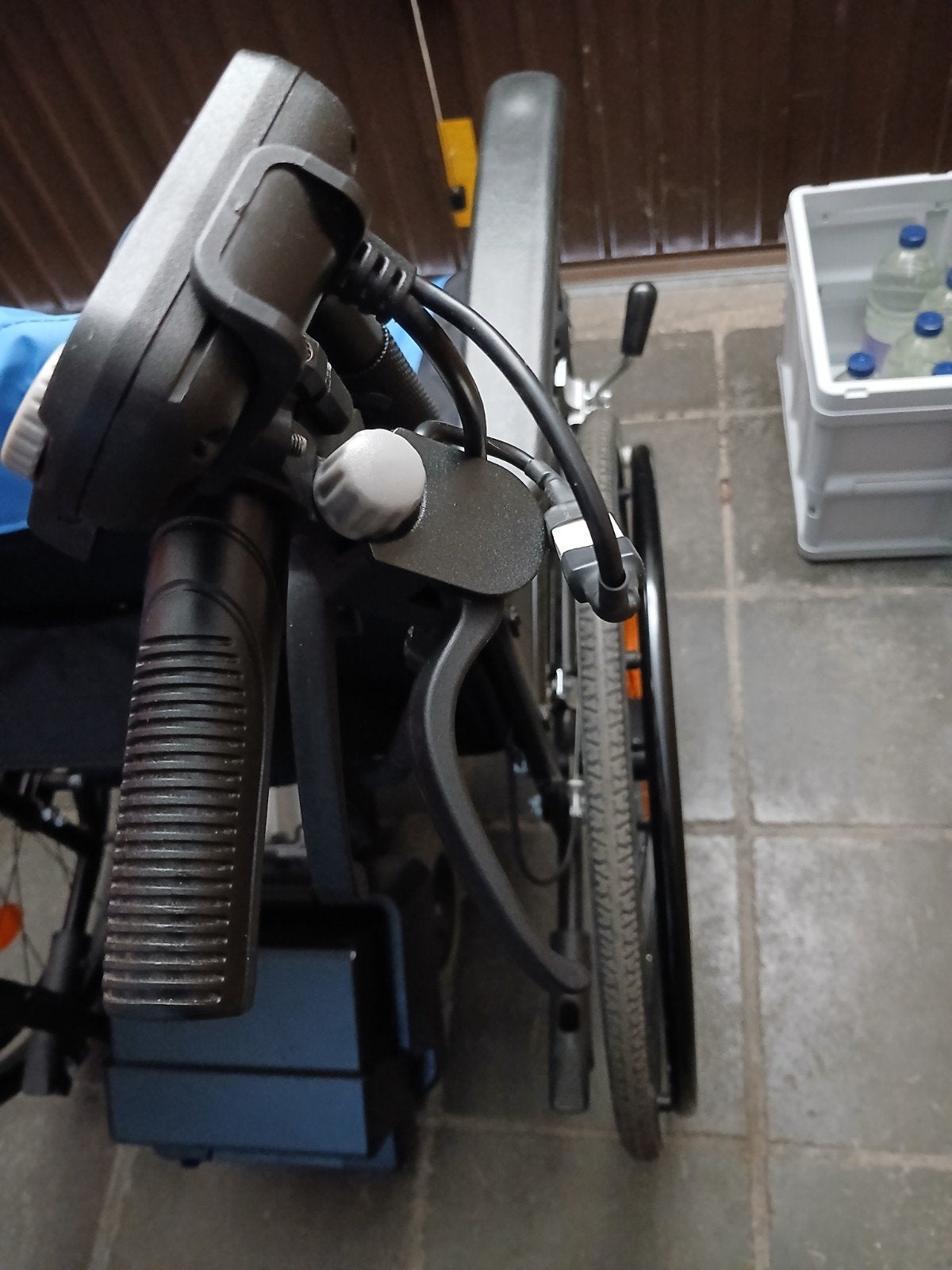 Hulpmotor rolstoel, Ophalen