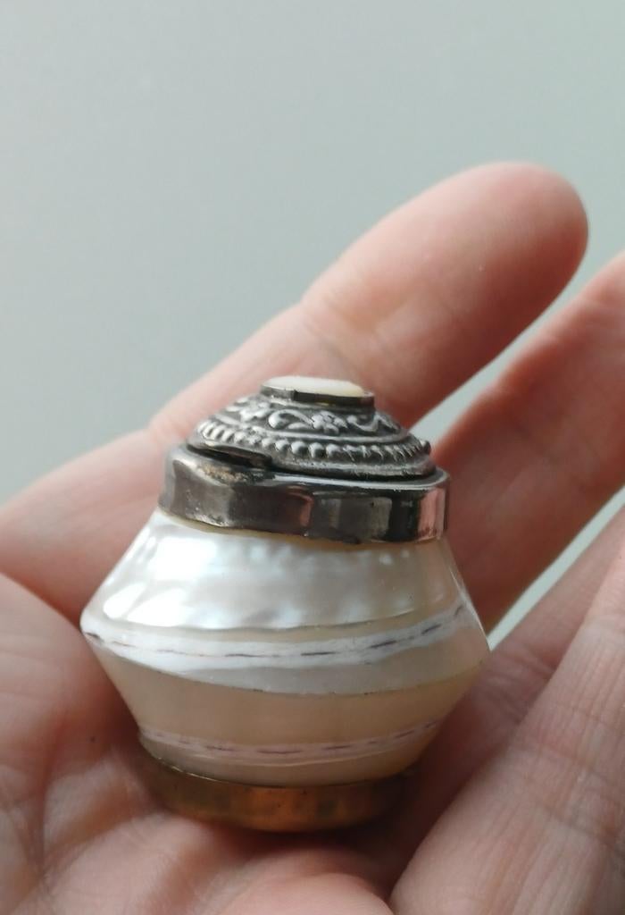 Une vieille petite tabatière., Enlèvement ou Envoi