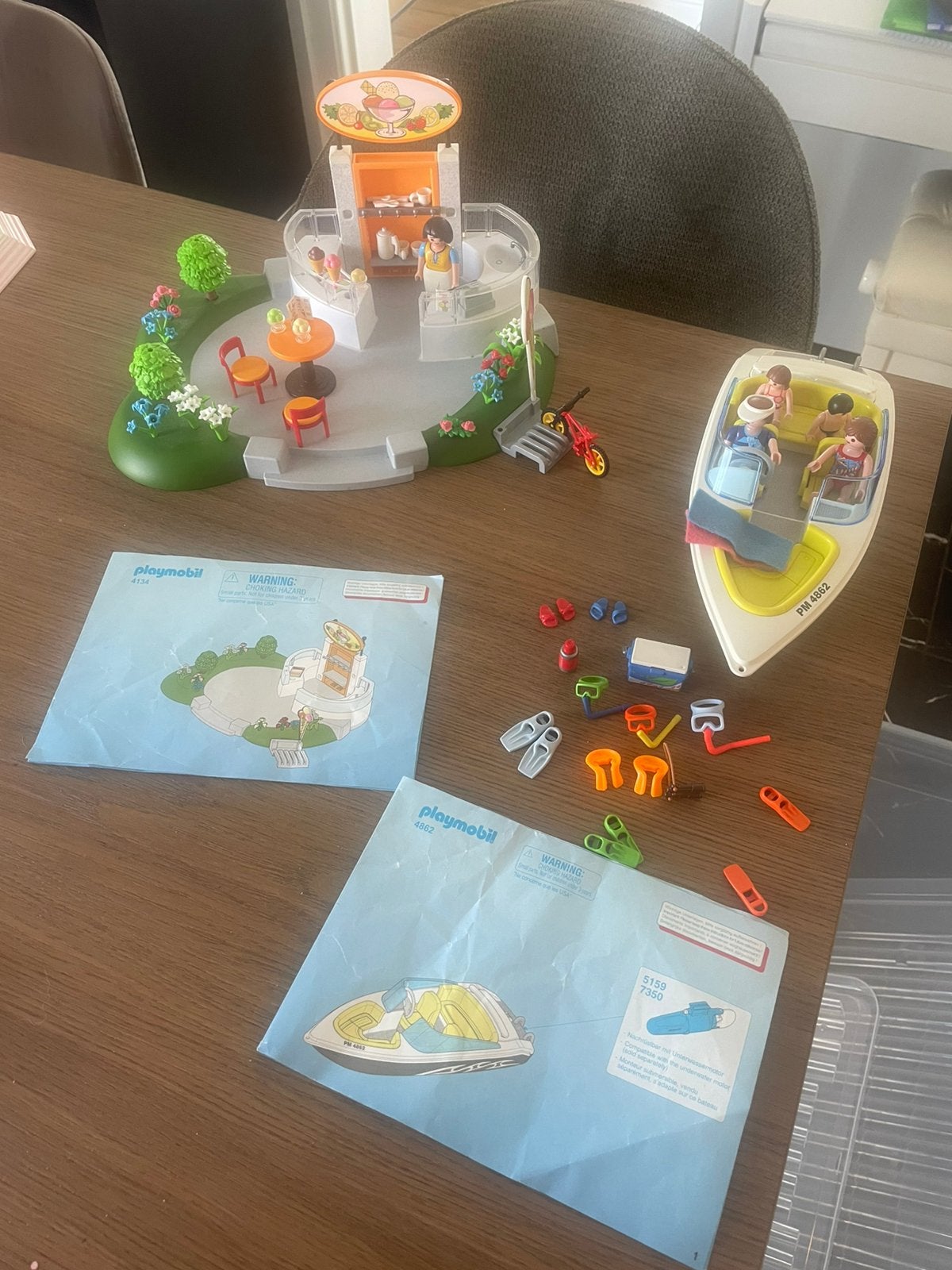 Playmobile ijskraam en zwarte speedboot, Kinderen en Baby's, Speelgoed | Poppenhuizen, Ophalen, Zo goed als nieuw