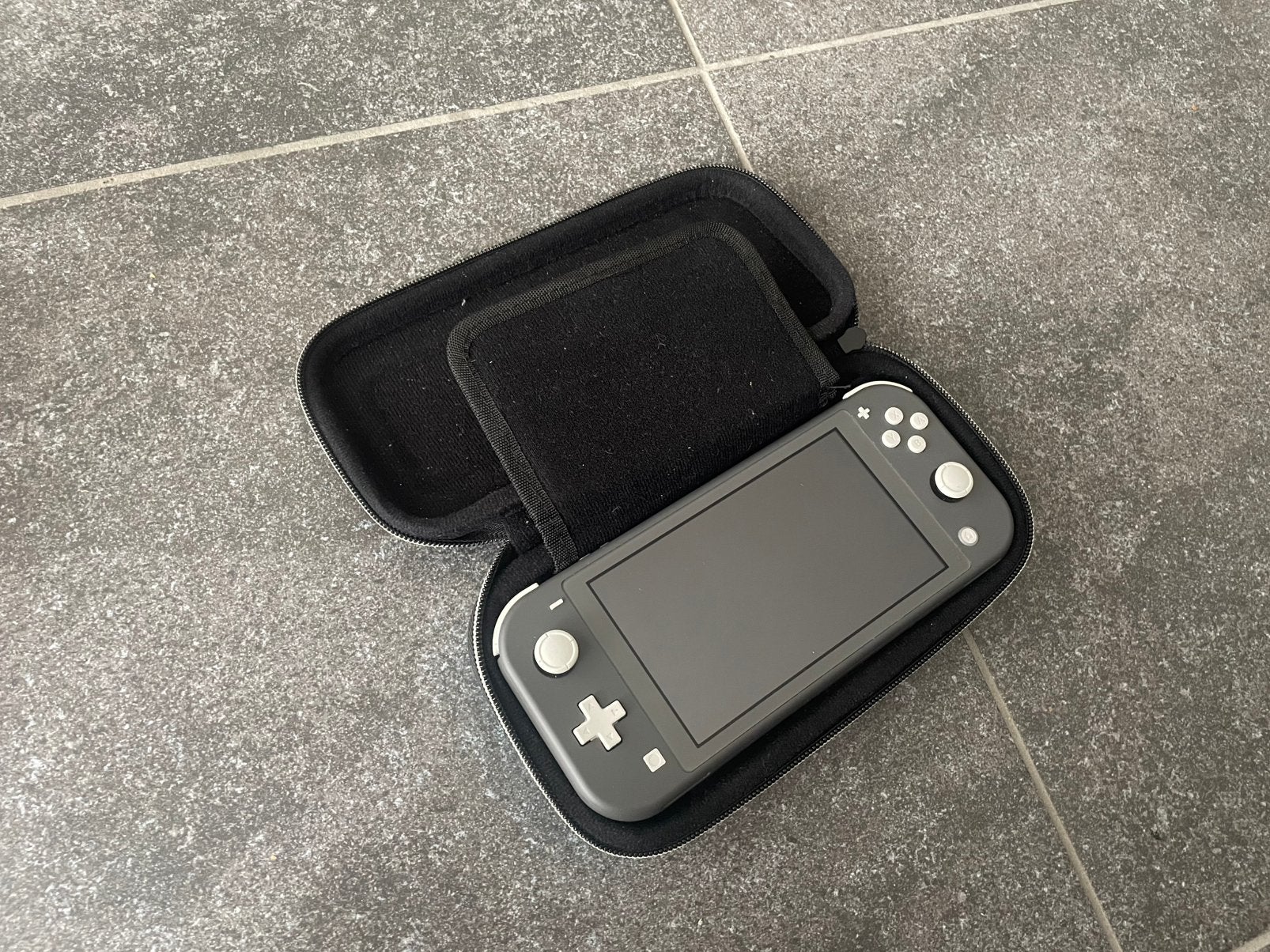 Nintendo switch lite noire avec housse bleu, Enlèvement, Gris, Utilisé, Avec housse de protection ou sac