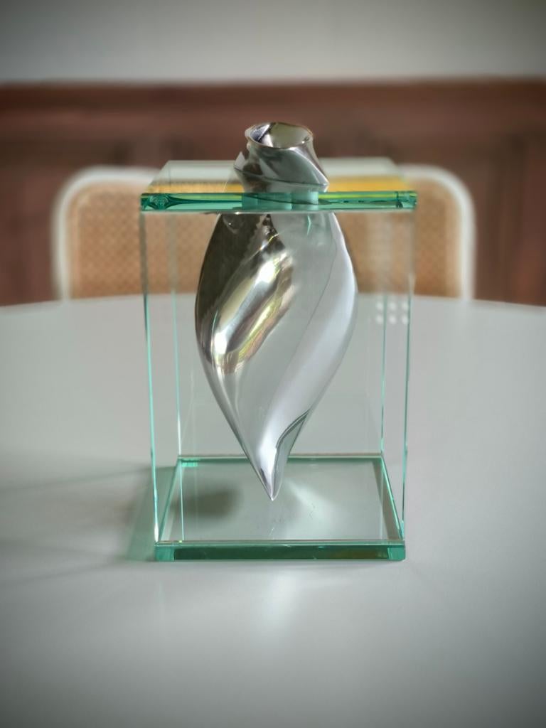 Modernistische designvaas in gietijzer en glas van Lisa Mori, Ophalen of Verzenden, Gebruikt, Glas, Minder dan 50 cm