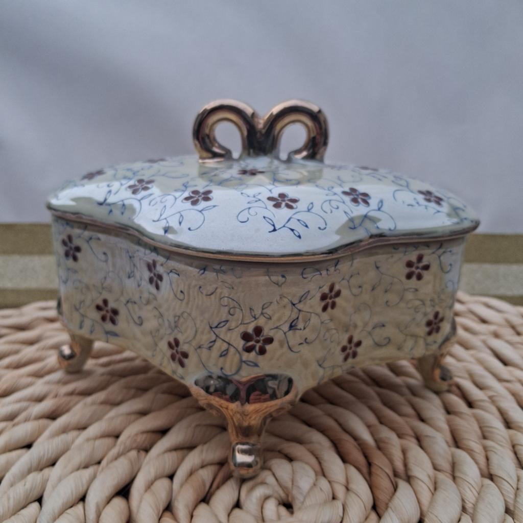 Bonbonnière en porcelaine brocante sur pieds, Antiquités & Art, Enlèvement ou Envoi