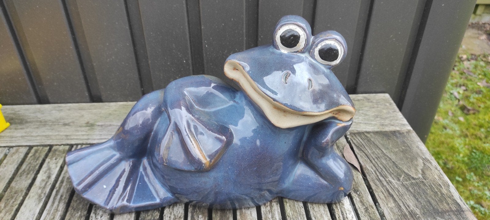 Tuinkikker uit keramiek in een blauwachtige glazuurkleur., Ophalen of Verzenden