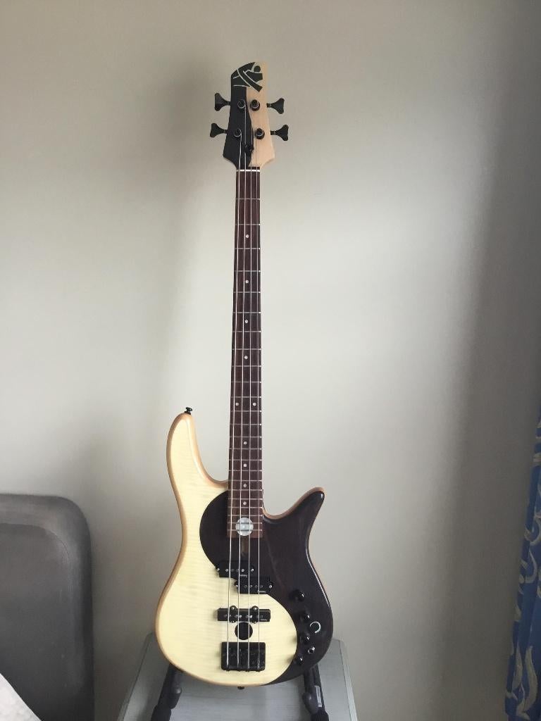 BASSE YING YANG  4 CORDES  3.9KG PLUS COFFRE, Musique & Instruments, Instruments à corde | Guitares | Basses, Utilisé, Électrique