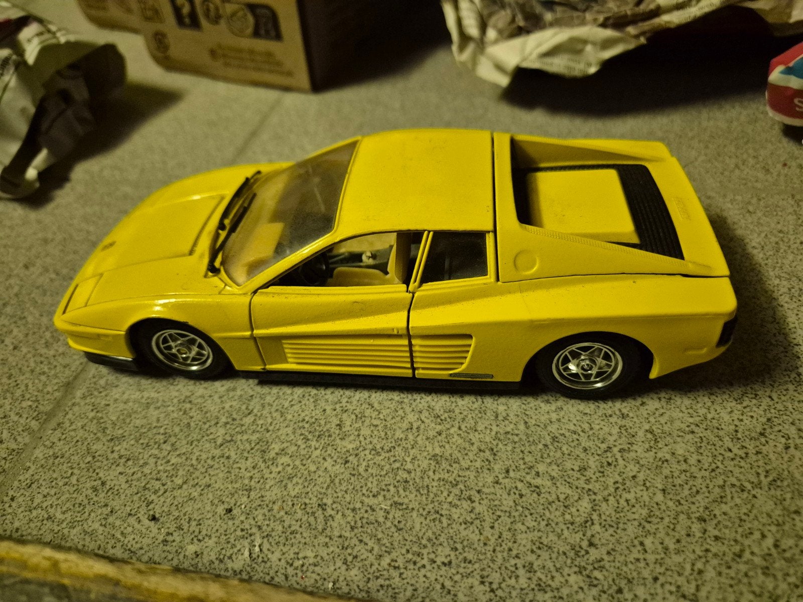 Burago 1 .24  los ferrari testarossa mini verf af, Ophalen of Verzenden, Burago