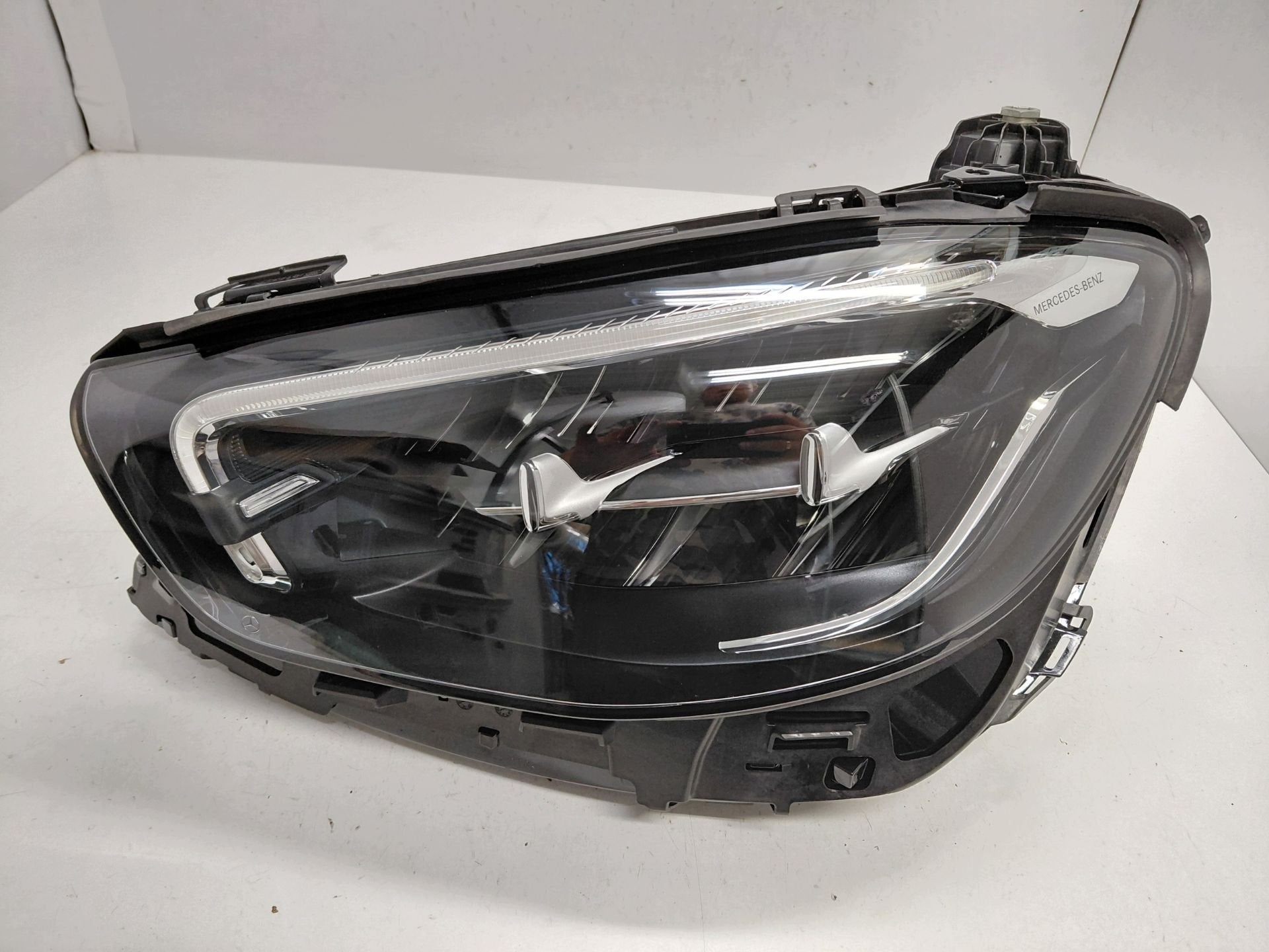 Phare gauche Mercedes Classe E A2139067509, Mercedes-Benz AG, Mercedes-Benz, Utilisé, Mercedesstrasse 120
70372  Stuttgart, DE