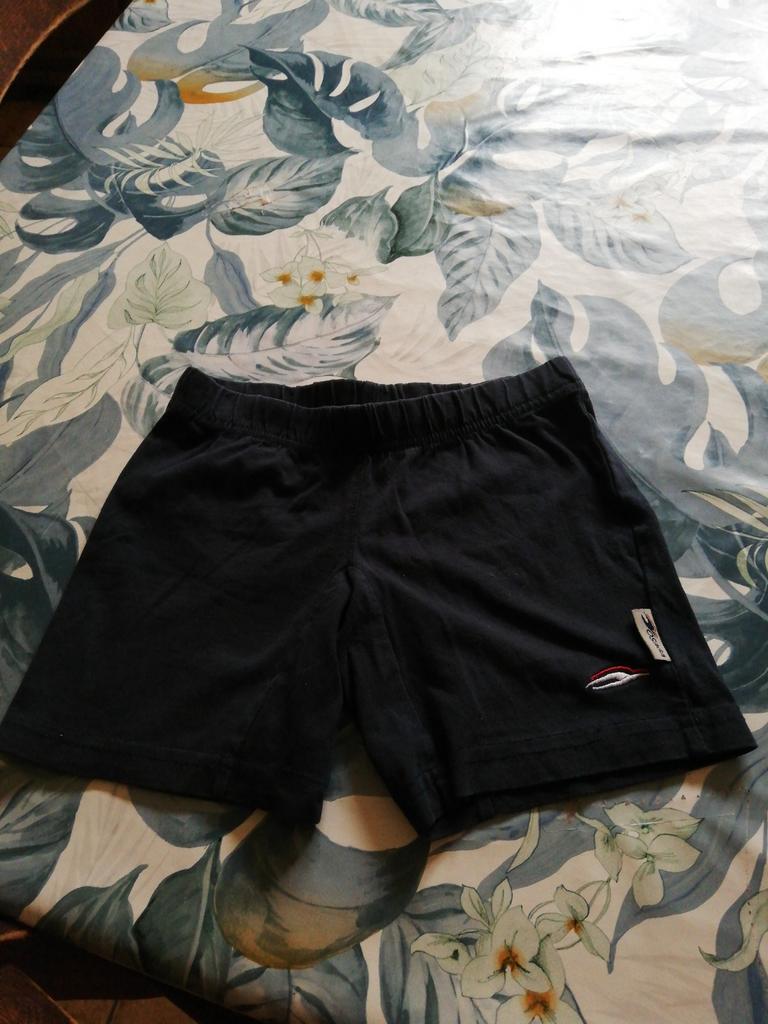 Short enfant Osaga. Bleu marine. Taille 8-10 ans.