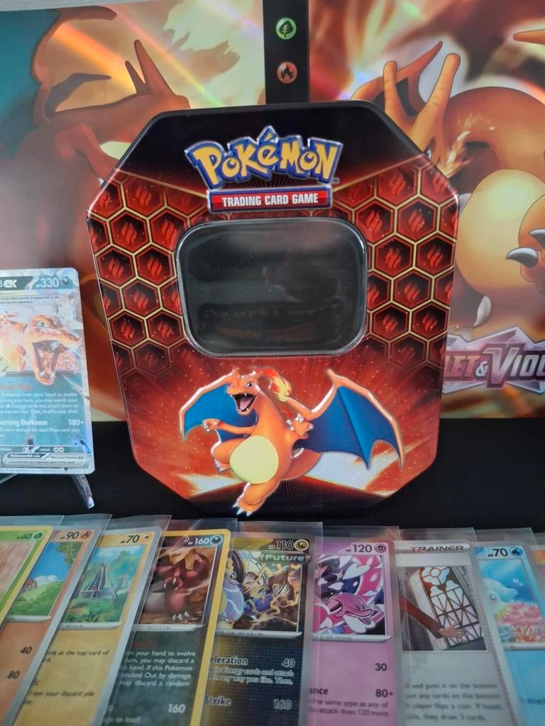 Toffe charizard set met verzamelmap en tin, Ophalen of Verzenden, Zo goed als nieuw
