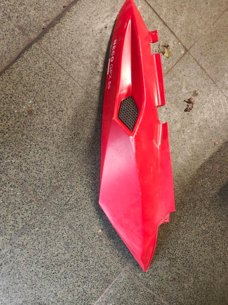 carenage arrière droit Neco GPX, Vélos & Vélomoteurs, Pièces de cyclomoteur | Scooters, Enlèvement ou Envoi, Utilisé, Capot