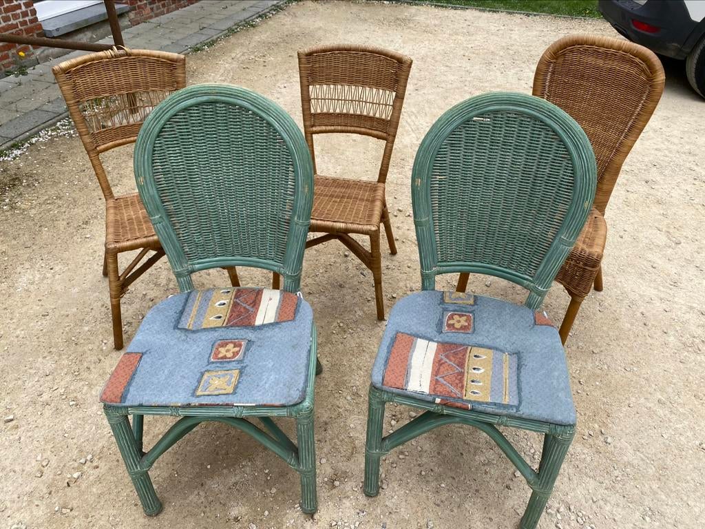 Verschillende rotan stoelen, Ophalen