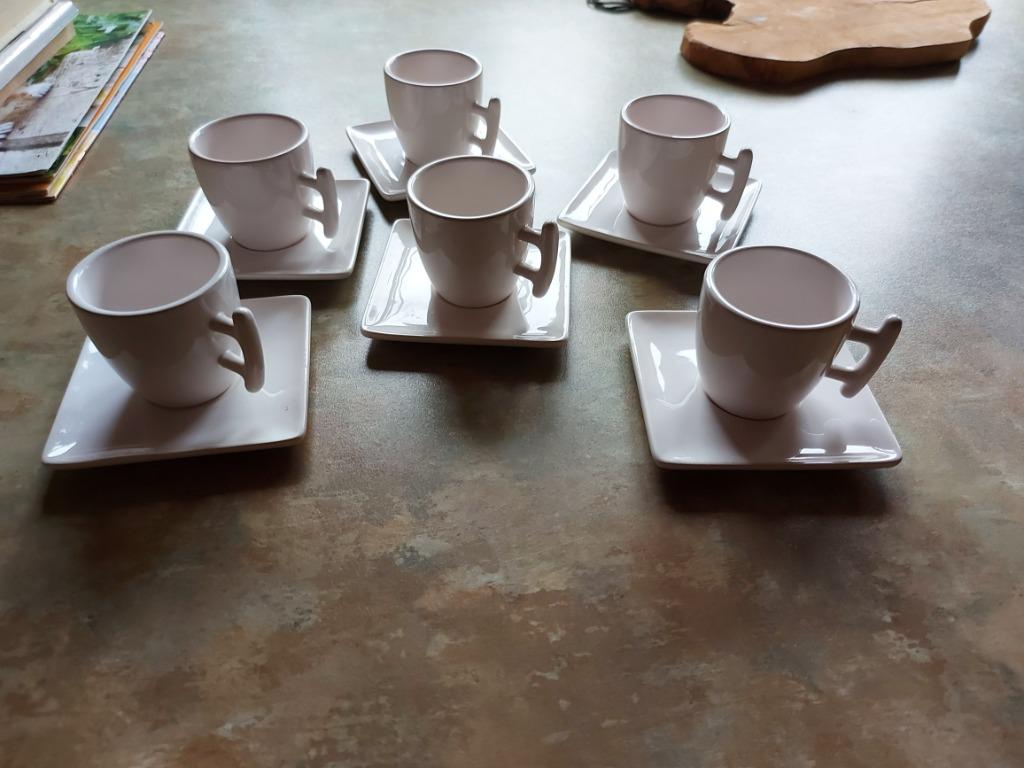6 witte espresso kopjes met bordje, Maison & Meubles, Cuisine | Vaisselle, Comme neuf, Service complet, Uni, Poterie, Enlèvement ou Envoi