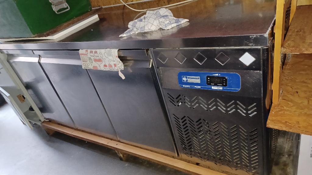 Frigo table réfrégéré 3 portes, Articles professionnels, Horeca | Équipement de cuisine, Refroidissement et Congélation, Utilisé