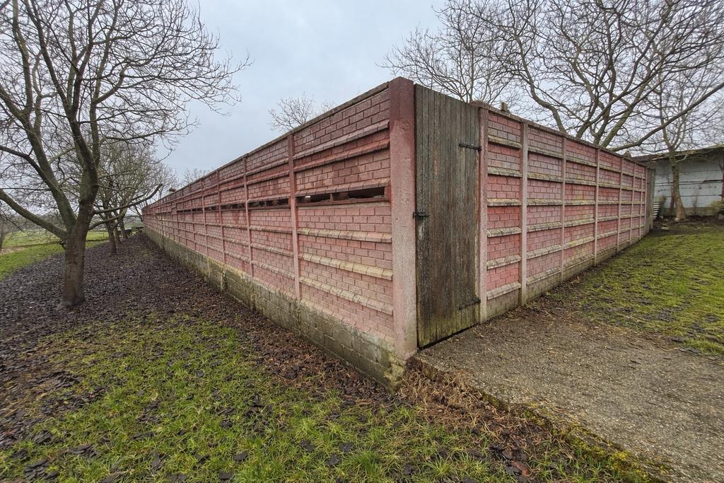 Gratis - Dubbelwandige varkenstal in betonschotten, Ophalen, Zo goed als nieuw