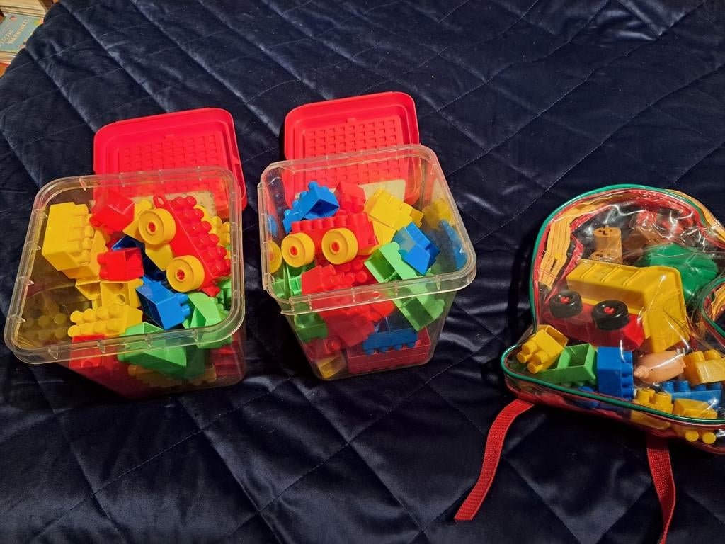 Plastieken bouwstenen ,2 dozen en 1 rugzak Nieuw allen, Kinderen en Baby's, Ophalen of Verzenden, Nieuw, Lego