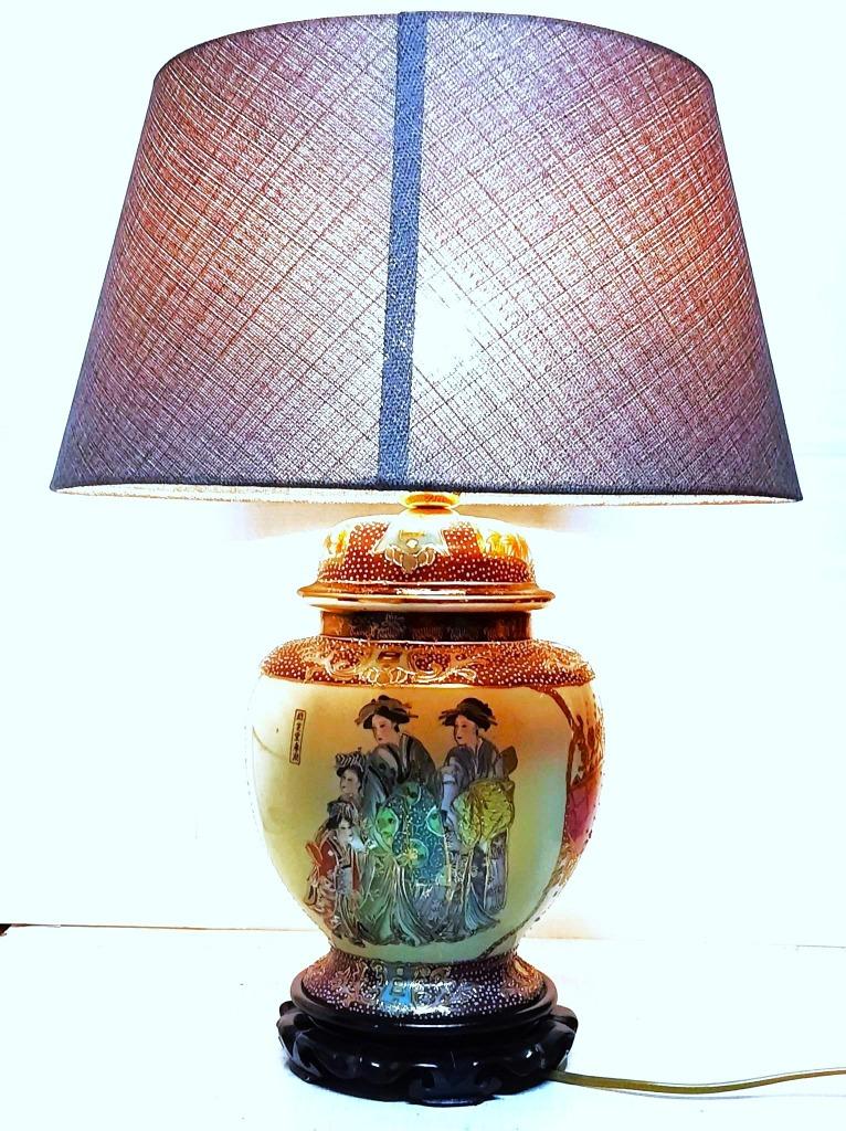 Chinese vintage dekselvaas als tafellamp met houten sokkel, Enlèvement