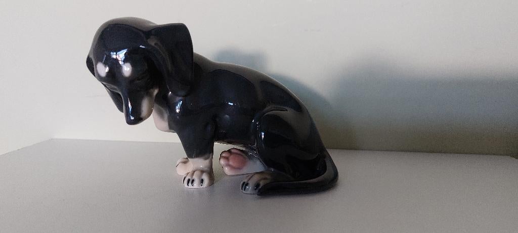 Figurine porcelaine teckel n5628 chien saucisse gris foncé, Enlèvement ou Envoi, Comme neuf, Animal