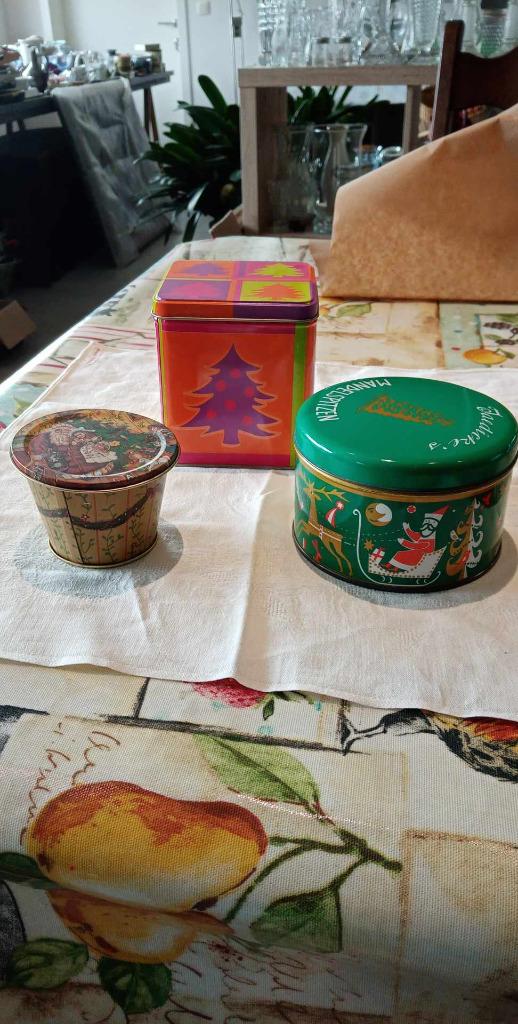 3 boîtes en tôle avec biscuits bonbons motif Noël, Collections, Enlèvement ou Envoi, Comme neuf, Biscuits