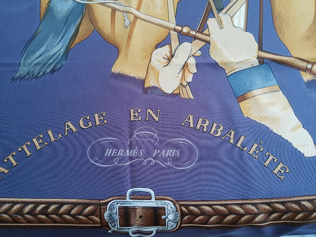 Foulard en soie Hermès « Attelage et Arbalète »., Hermes, Enlèvement ou Envoi, Porté, Écharpe