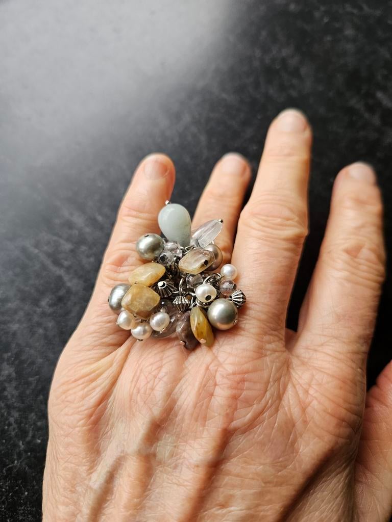 Belle bague avec pierres précieuses et perles, Enlèvement, Argent, Argent