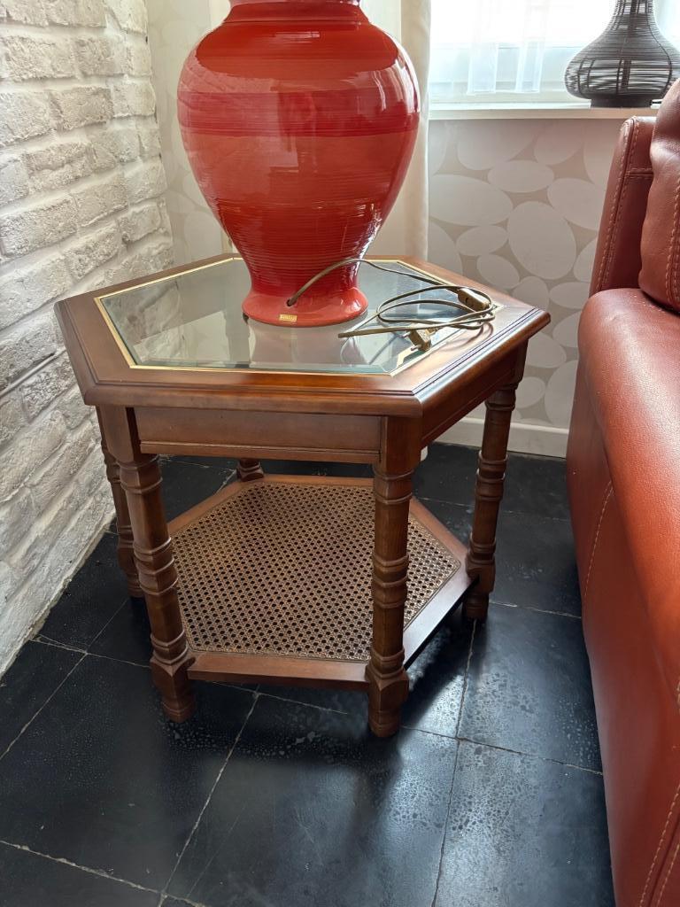Petite table, Enlèvement