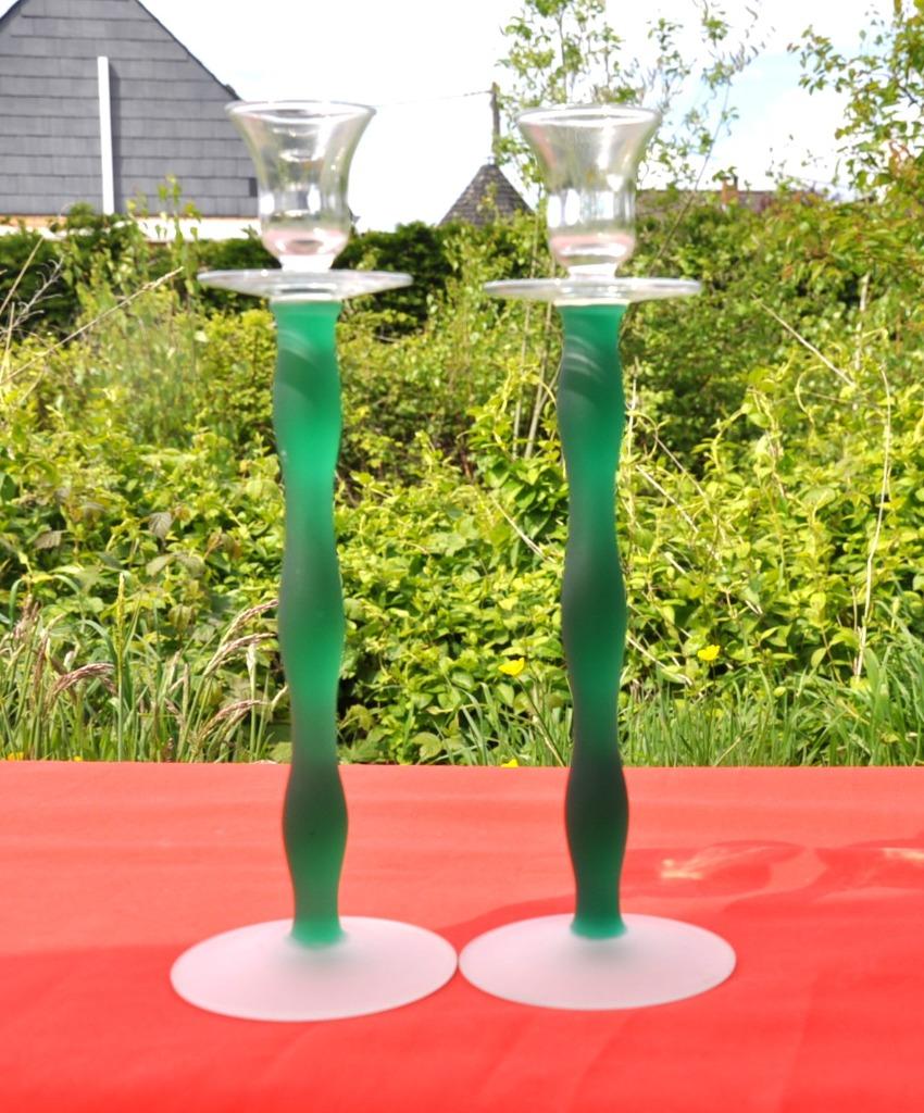 paire de bougeoirs en verre vert et blanc, Comme neuf, Autres matériaux, Chandelier, 25 à 50 cm
