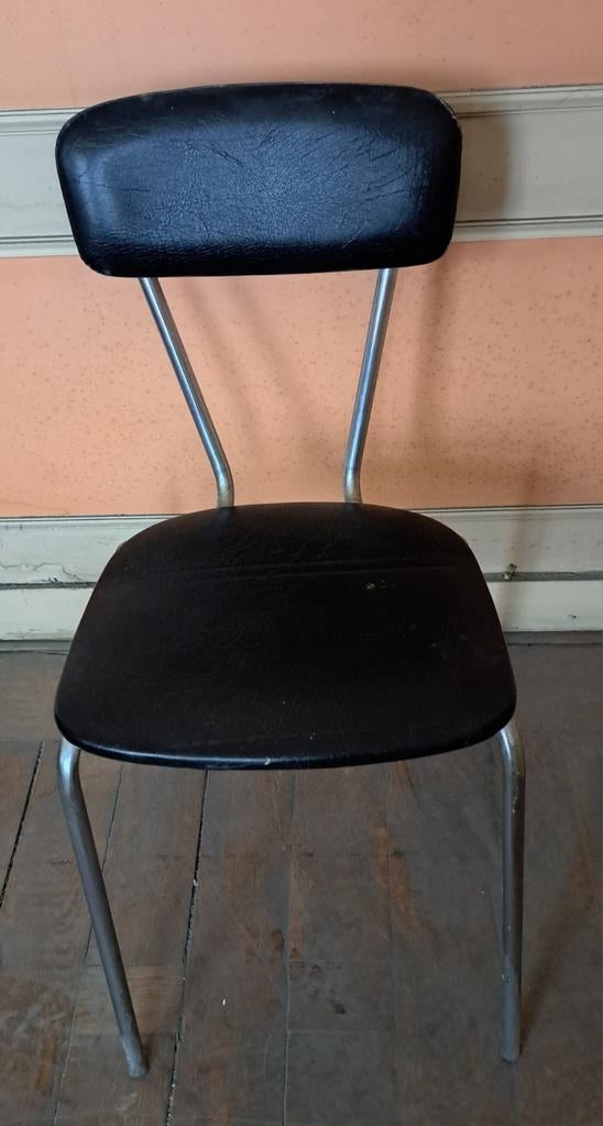 Chaise noire, Enlèvement, Noir, Une