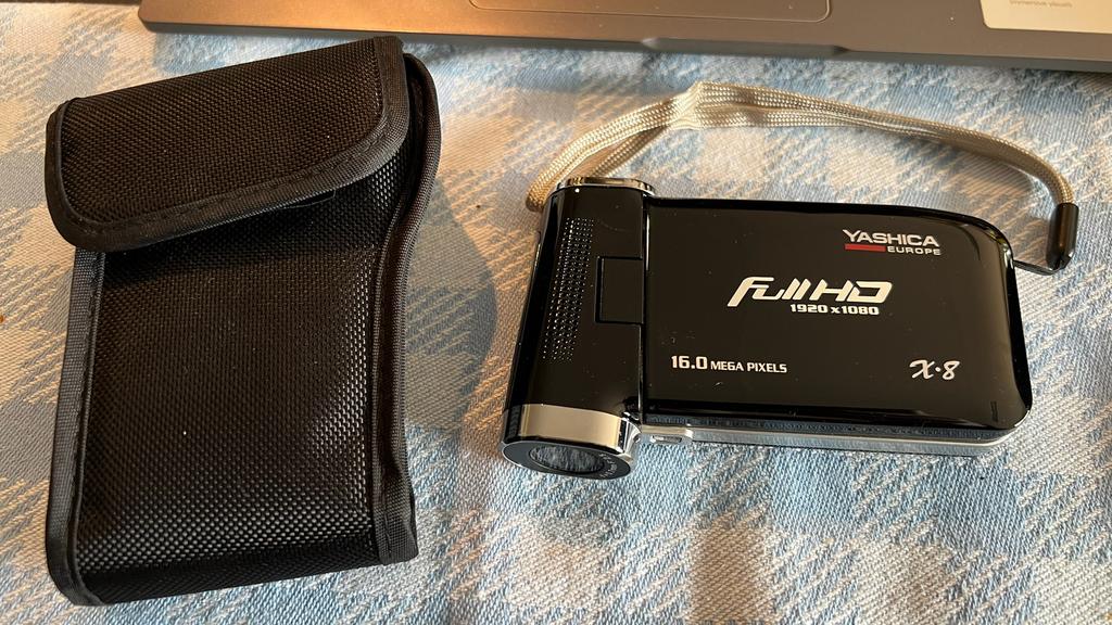 Yashica 8x Full HD videocamera + accessoires, Overige merken, Full HD, Ophalen of Verzenden, Zo goed als nieuw