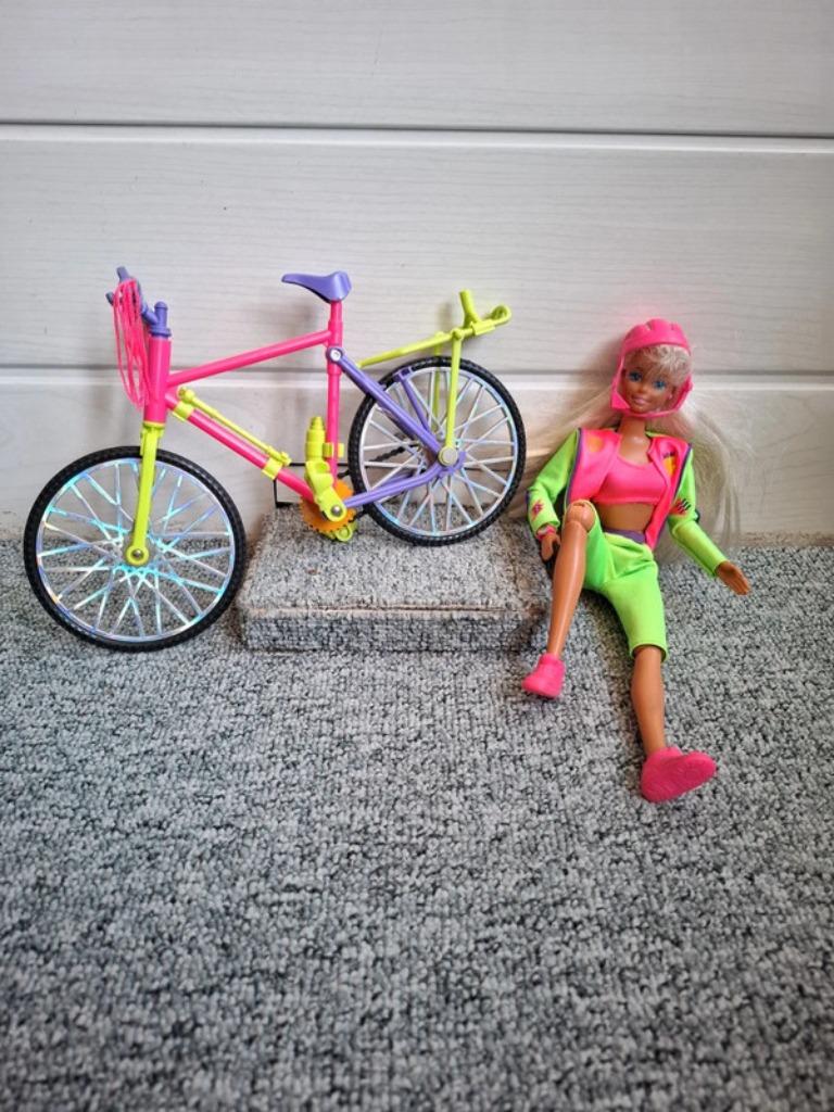 Barbie met fiets jaren 90 (met defect!), Kinderen en Baby's, Ophalen of Verzenden, Gebruikt, Barbie