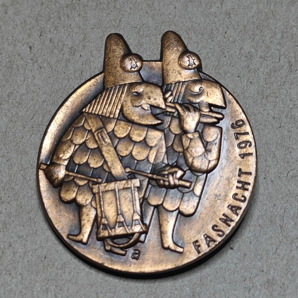 Insigne - Carnaval van Bazel, Zwitserland - Fasnacht 1976 -, Ophalen of Verzenden, Gebruikt, Stad of Land, Speldje of Pin