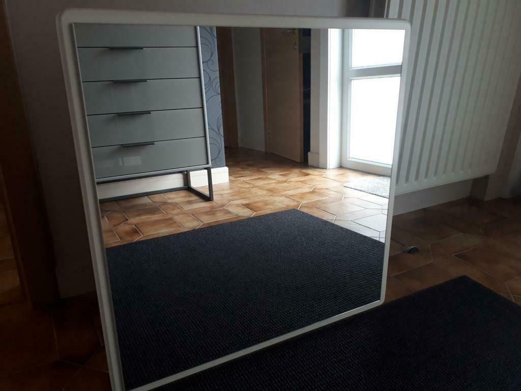 Mooie witte hangspiegel 74cm op 74cm., Huis en Inrichting, Woonaccessoires | Spiegels, Ophalen