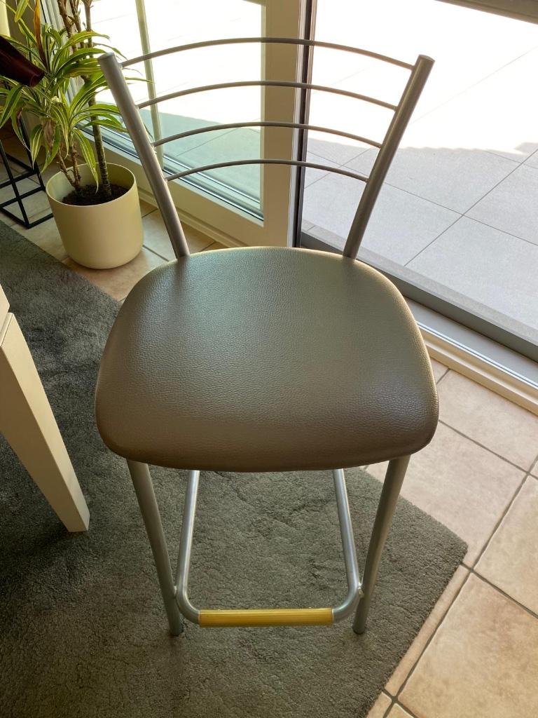 4 zilverkleurige barstoelen, Ophalen, Met voetsteun, 60 tot 90 cm, 4 krukken